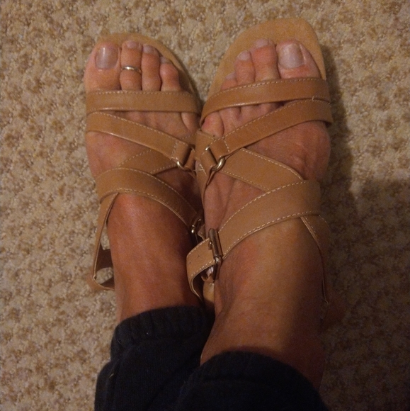 Women's Size 6M Tan Leather Strappy Sandal - Picture 2 of 3